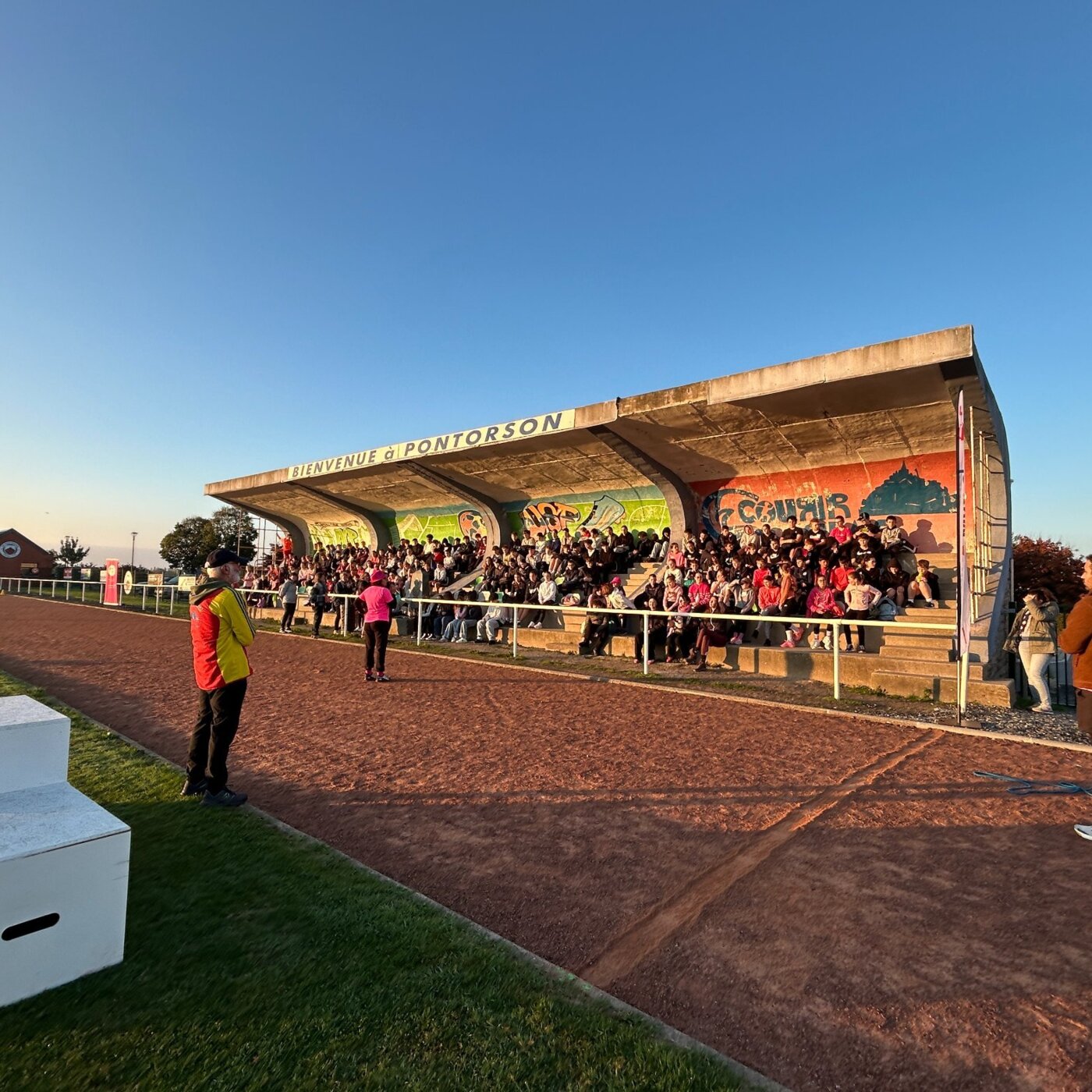 Rencontres dans la Baie au cross du collège de Pontorson avec Les Restos du Coeur et Courir en Baie