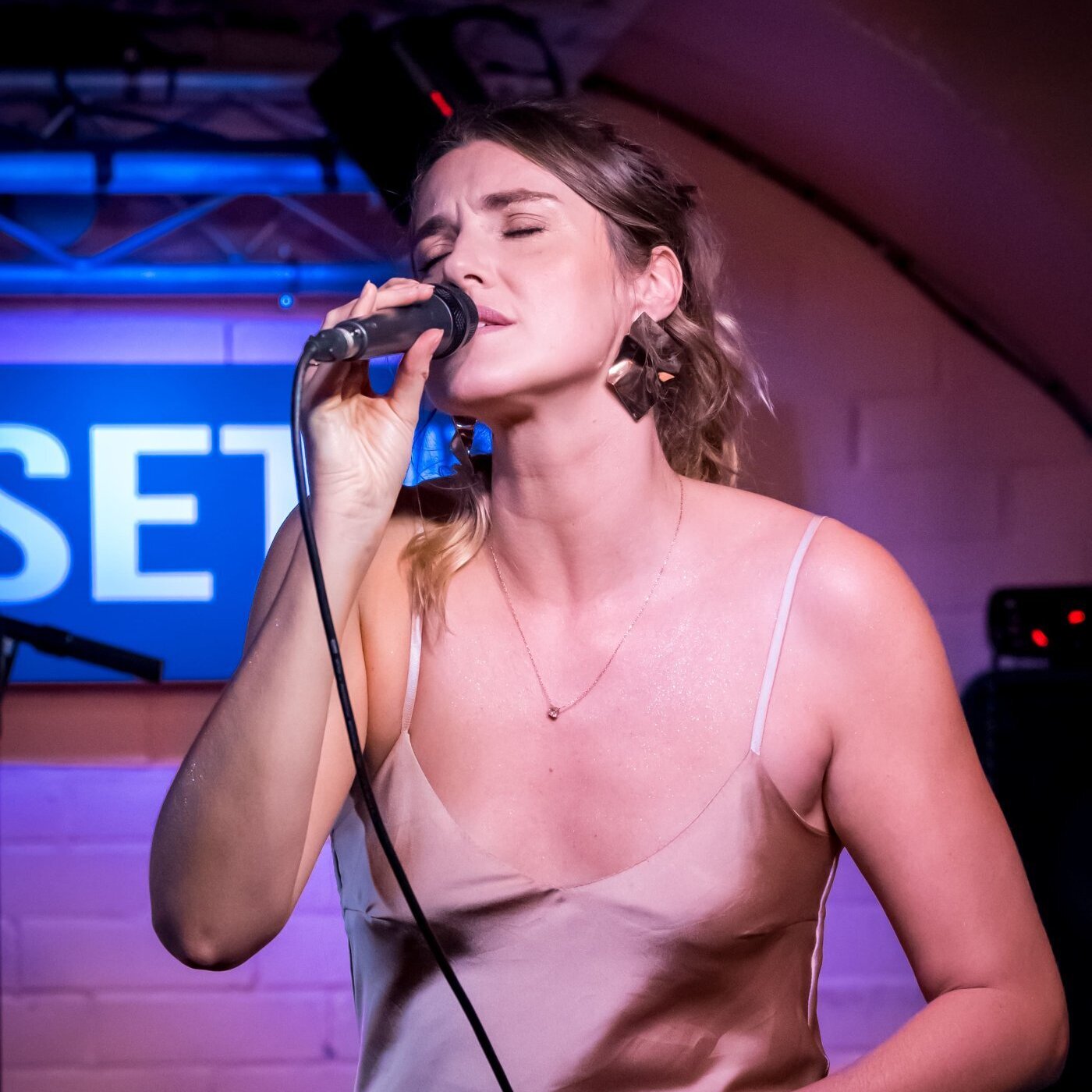 Héloïse Bay  en interview sur Playlist Music Radio DAB+