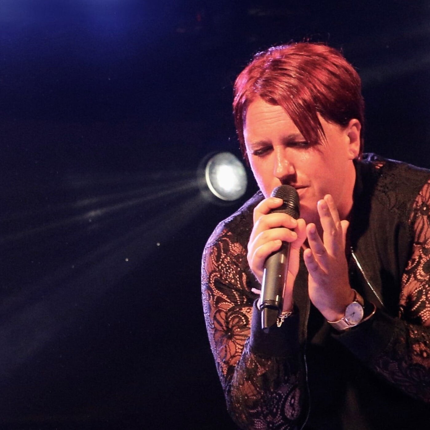 FACE 1 : PRESENTATION DE PAULINE OUÏ , CHANTEUSE DU GROUPE CALDERA